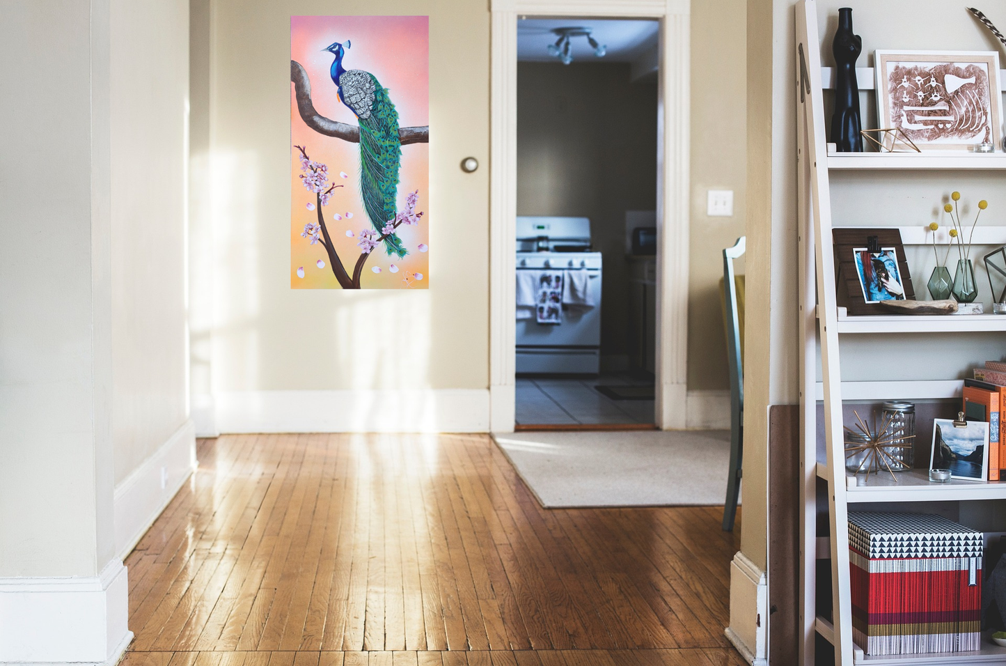 En attendant sa belle – Tableau Paon Majestueux, Œuvre Peinture Acrylique sur Toile 18x36 pouces