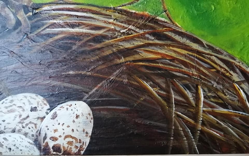 Touche pas à mes œufs! – Un cardinal protecteur dans une œuvre en relief captivante